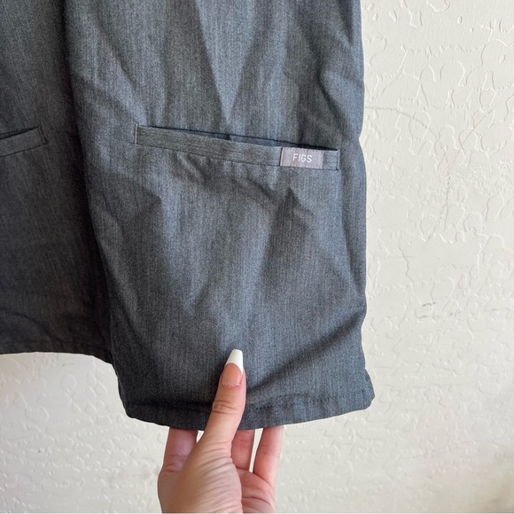 FIGS Casma Three-Pocket Scrub Top - Picture 6 of 7